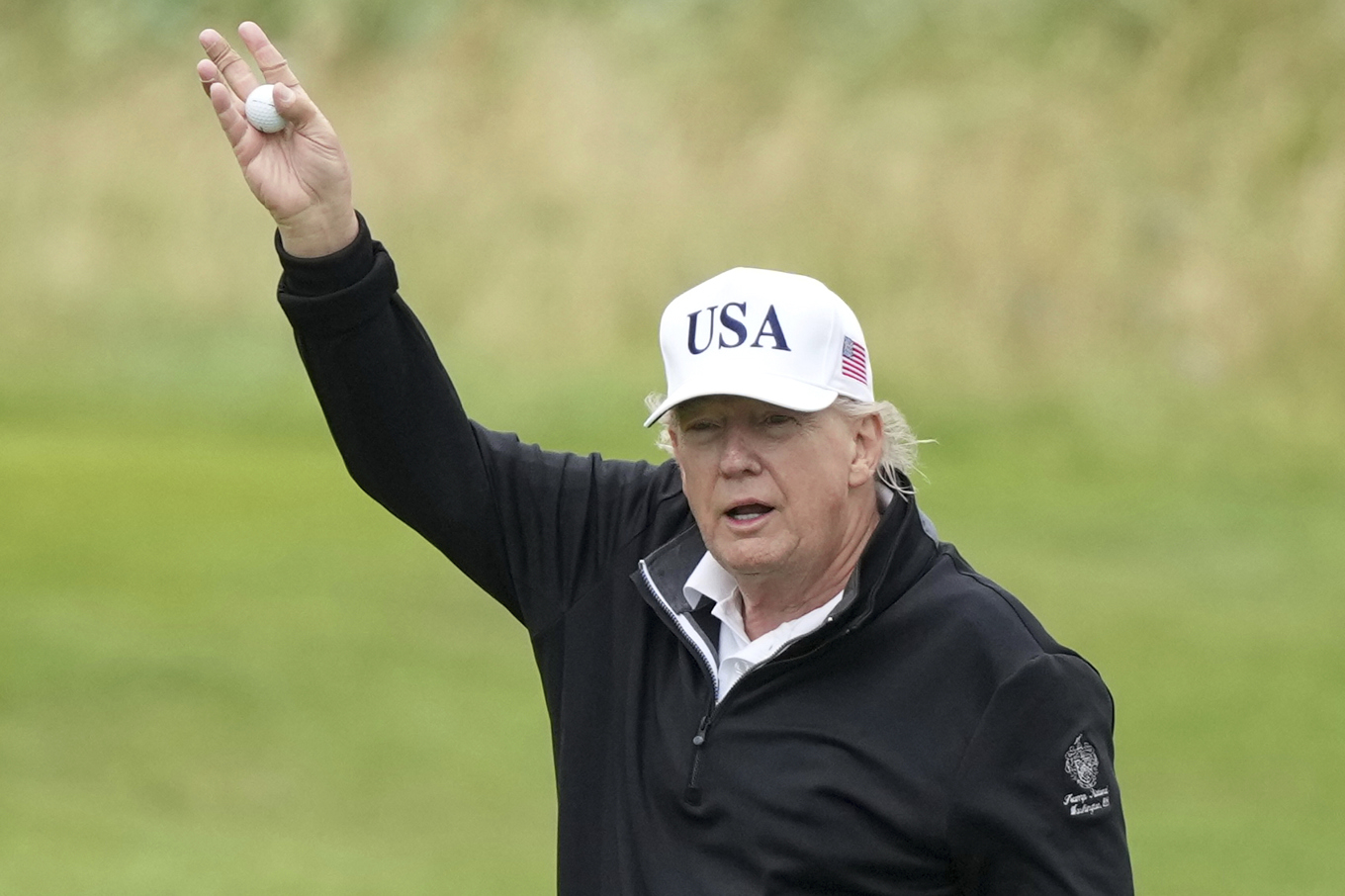 President Donald Trump under en runda golf i Turnberry på söndagen. Foto: Alastair Grant/AP/TT