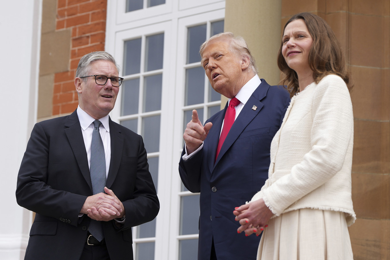 Storbritanniens premiärminister Keir Starmer, USA:s president Donald Trump och Starmers hustru Victoria vid Trumps golfbana Turnberry i Skottland på måndagen. Foto: Christopher Furlong/AP/TT