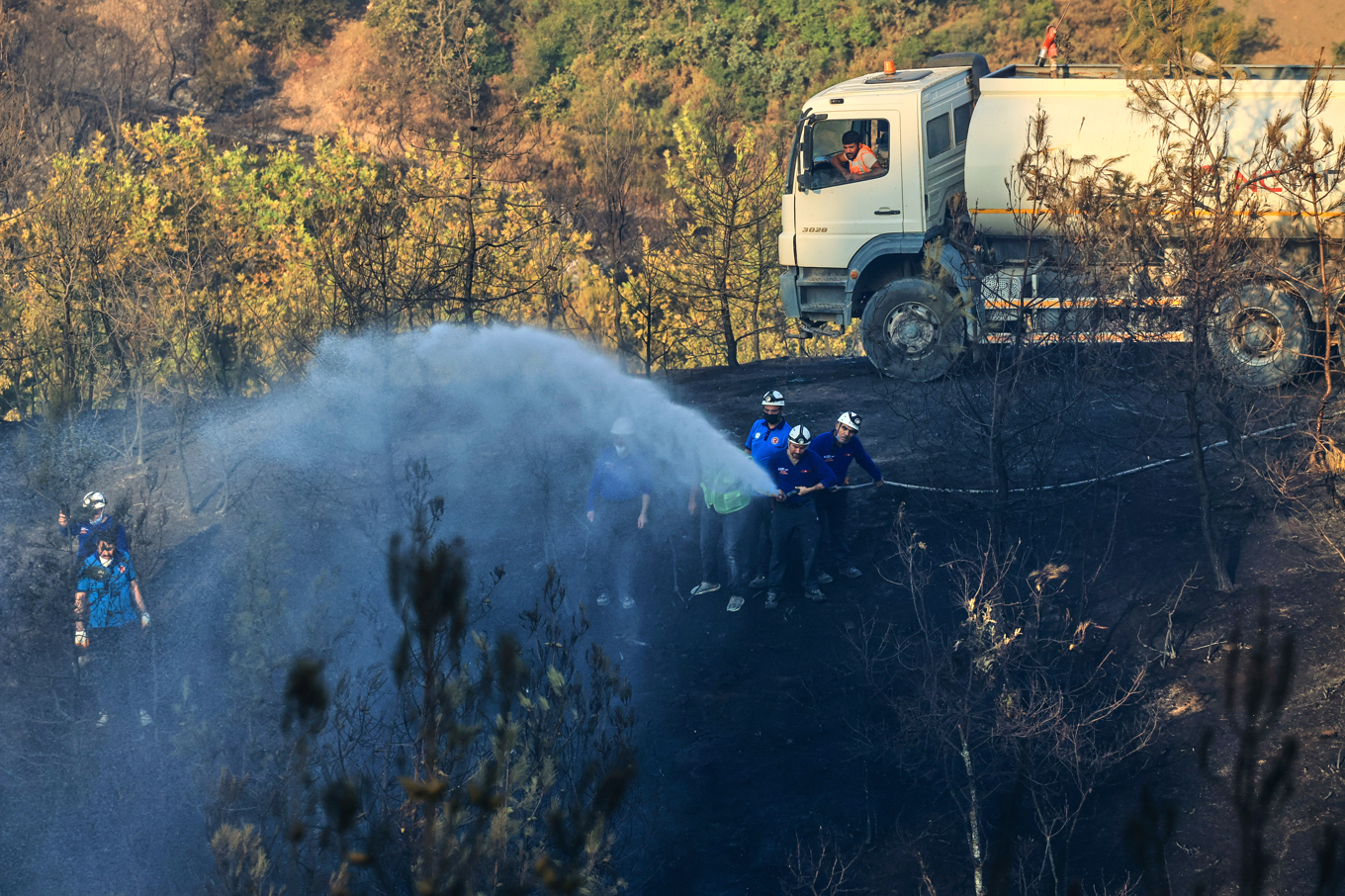 Brandmän bekämpar en skogsbrand i Bursa i nordvästra Turkiet. Foto: Sercan Ozkurnazli/AP/TT