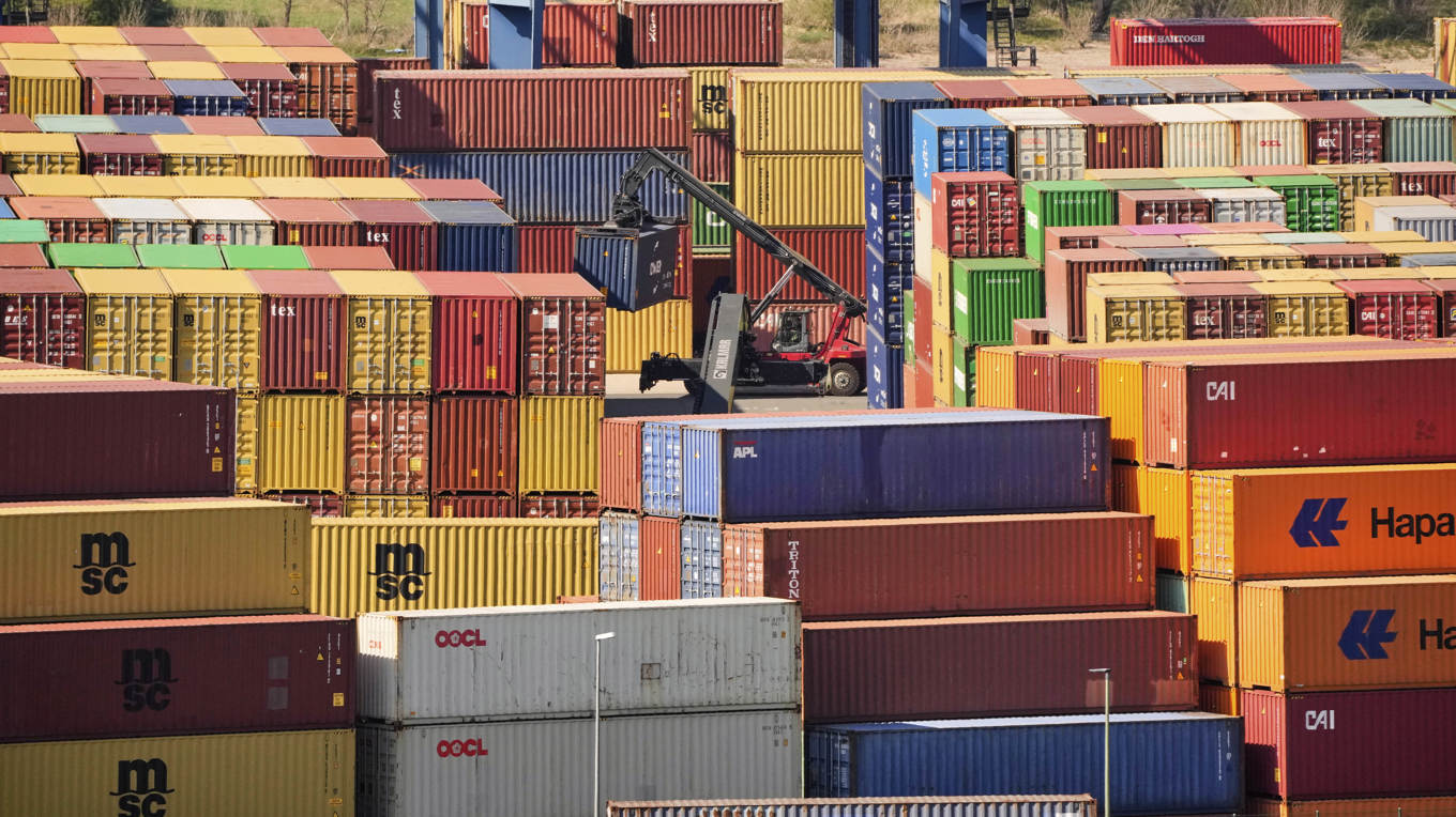 Kontainrar i Duisburg, Tyskland. De fullständiga villkoren i handelsavtalet mellan EU och USA är ännu inte kända. Foto: Martin Meissner/AP/TT