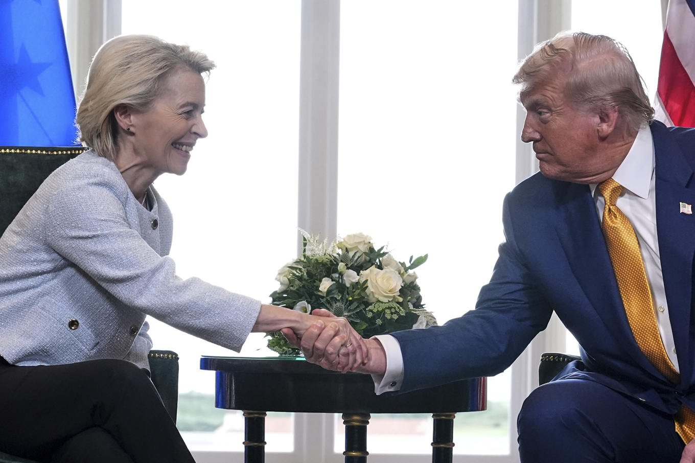 EU-kommissionens ordförande Ursula von der Leyen och USA:s president Donald Trump skakar hand i samband med söndagens möte. Foto: Jacquelyn Martin/AP/TT