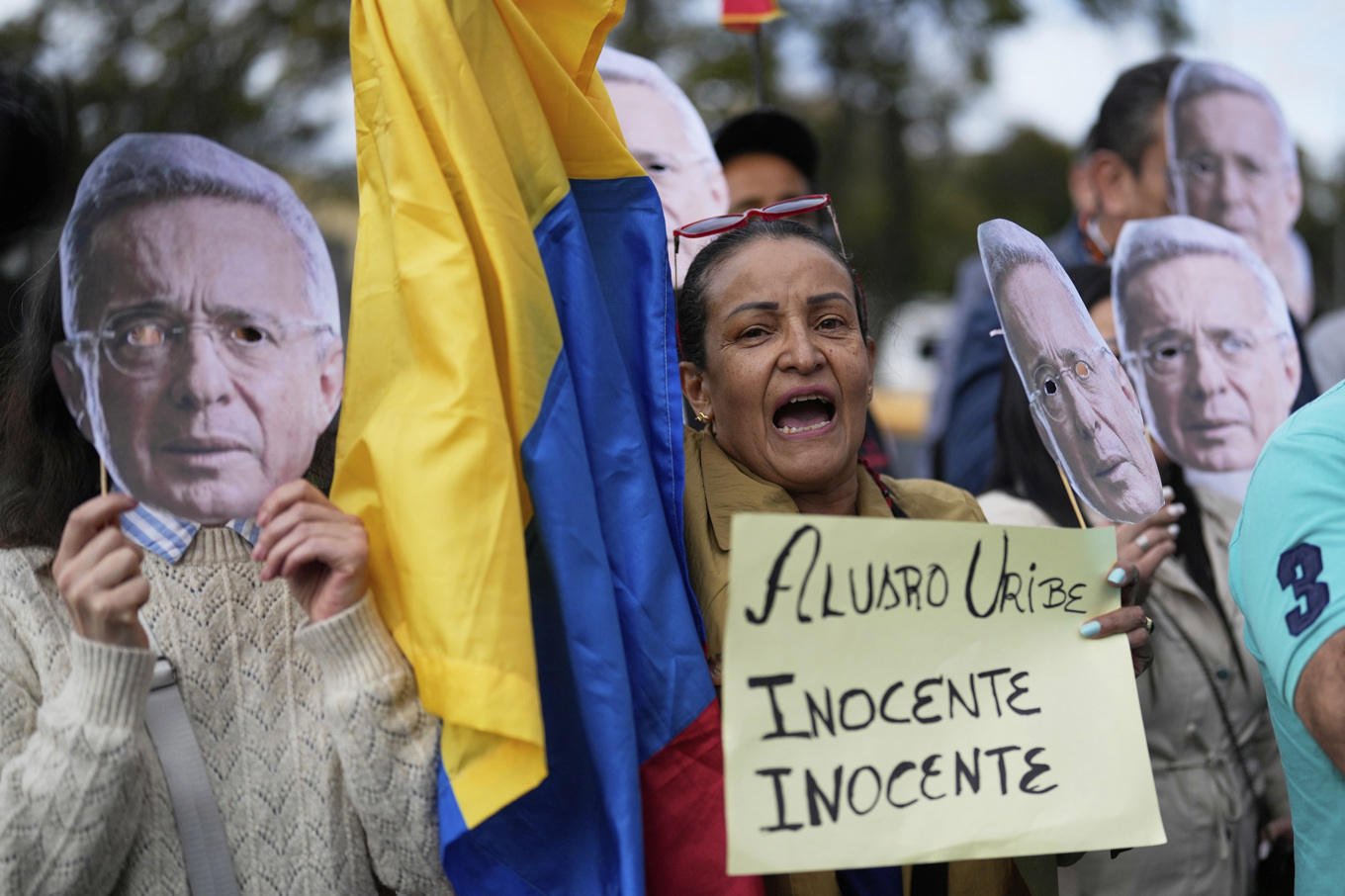 Anhängare till den tidigare presidenten Álvaro Uribe demonstrerar utanför domstolen. Foto: Fernando Vergara/AP/TT
