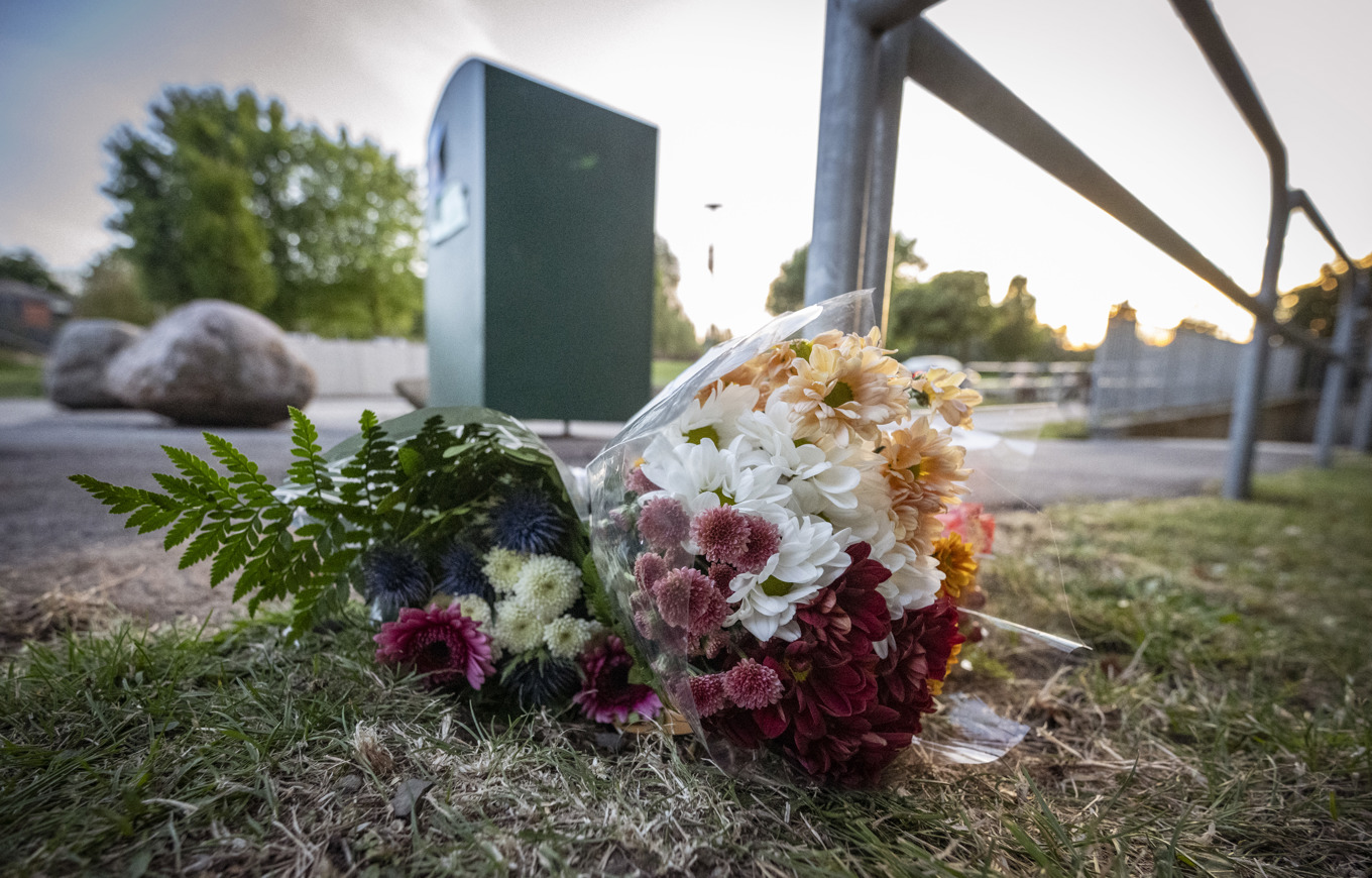Blommor på Ramels väg i Malmö där en man i 25-årsåldern sköts till döds med ett automatvapen i augusti 2024. Arkivbild. Foto: Johan Nilsson/TT