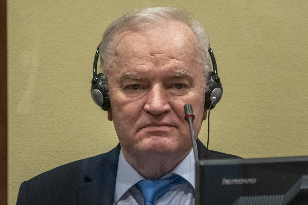 Ratko Mladic vid FN:s krigsförbrytartribunal i Haag 2021, då domare slog fast att hans livstidsdom står fast. Foto: Jerry Lampen/AP/TT