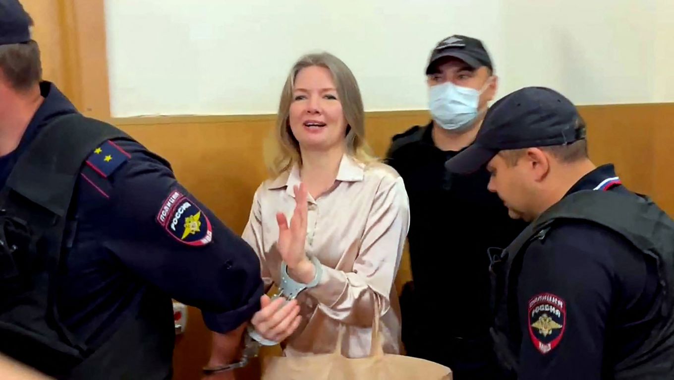 Den dömda ryska journalisten Olga Komleva i domstolen. Foto: AFP/TT