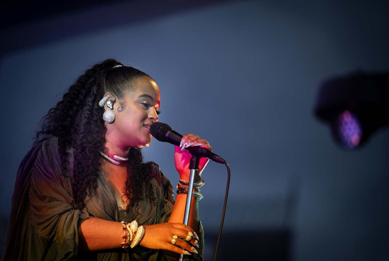 Seinabo Sey skrev på sociala medier klockan 19 på konsertkvällen att hon skulle ställa in sin spelning. Arkivbild. Foto: Pontus Lundahl/TT