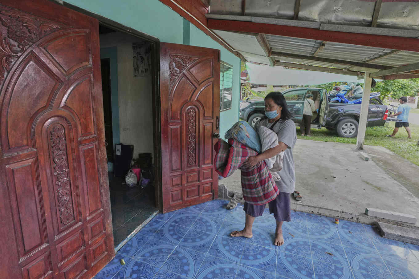 Människor som tvingades fly på grund av striderna i Surin-provinsen i Thailand återvänder hem. Foto: Sakchai Lalit/AP/TT