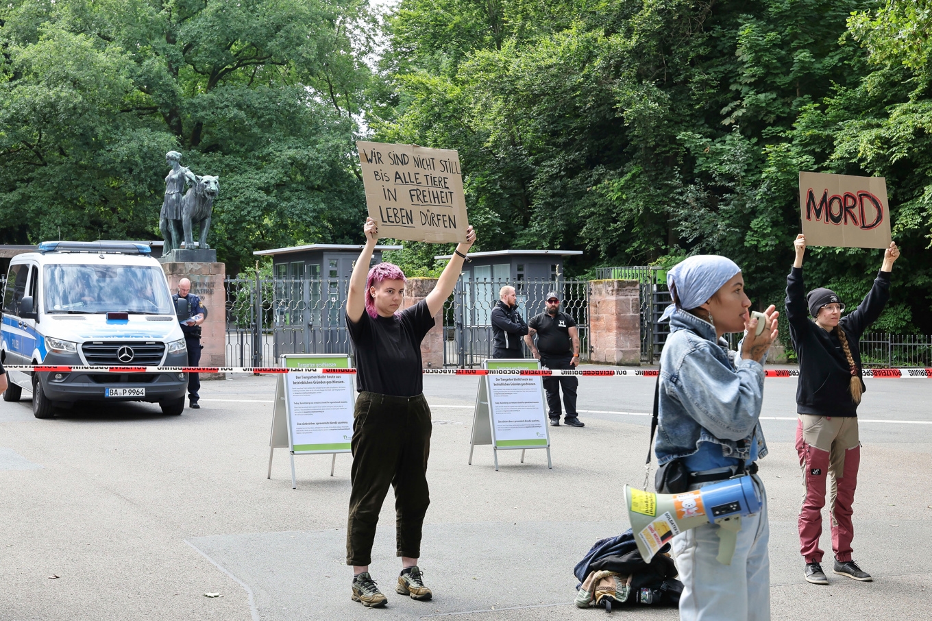 Demonstrationer mot den tyska djurparkens beslut att avliva 12 babianer. Foto: Daniel Löb/AP/TT