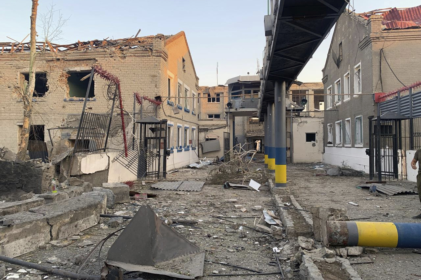 Ett fängelse attackerades i en rysk attack mot den ukrainska regionen Zaporizjzja under natten mot tisdagen. Foto: Ukrainas kriminalvård via AP/TT