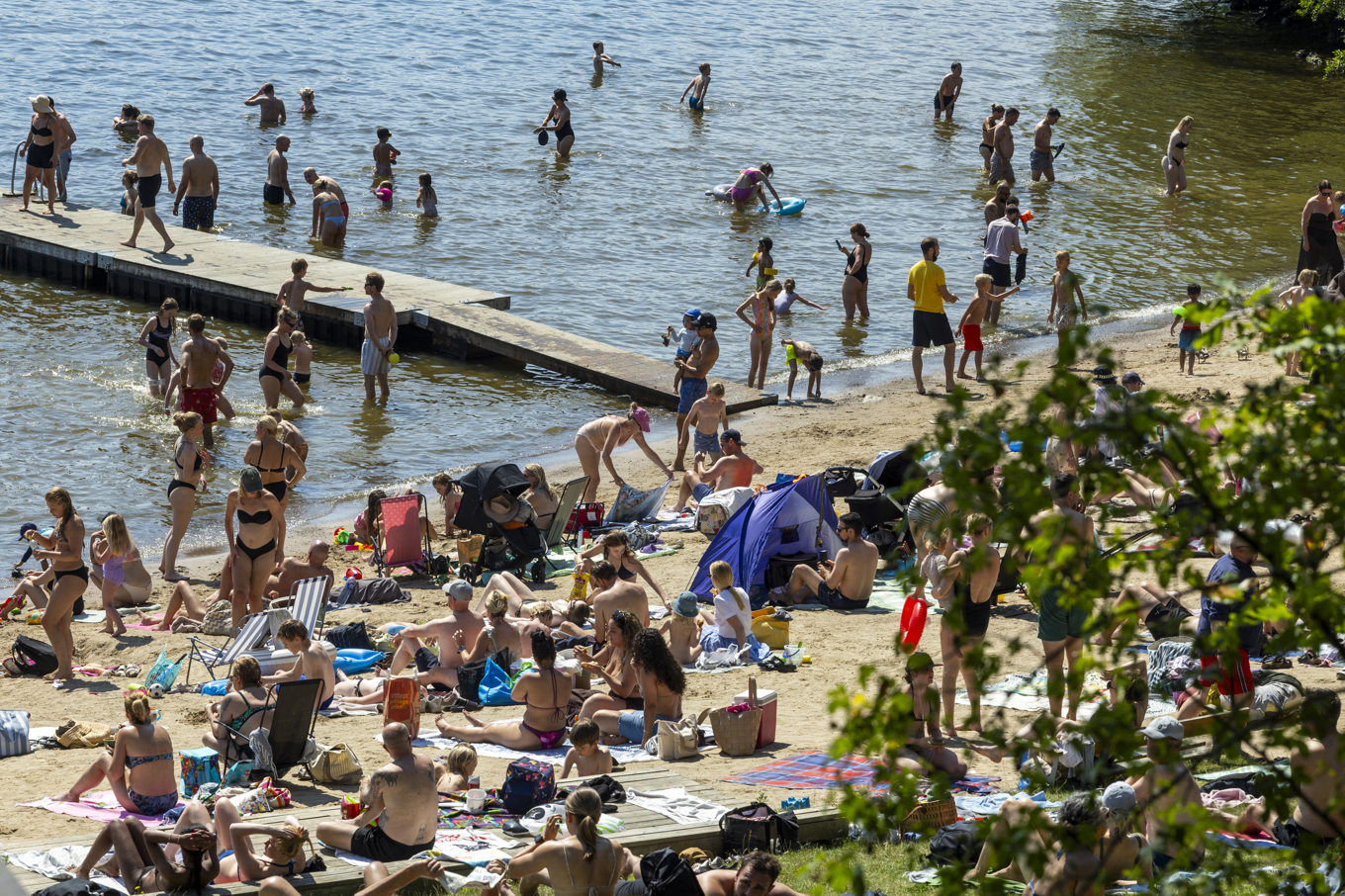 Solviksbadet i Bromma proppfullt med besökare den 17 juli i år. Från Solviksbadet har det inte rapporterats om någon drunkningsolycka. Foto: Pär Bäckström/TT