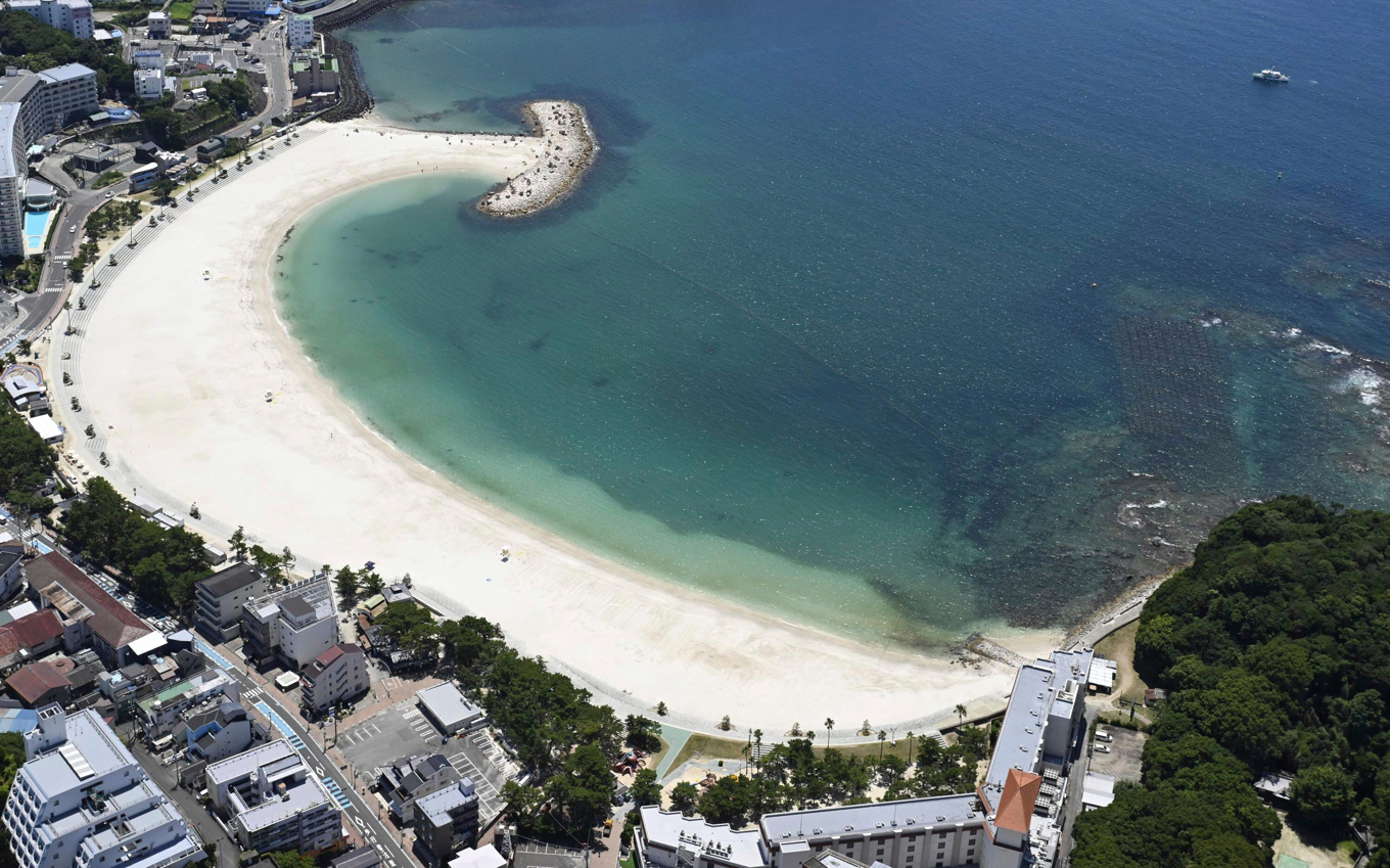 En strand i Japan har evakuerats efter att tsunamivarningen utfärdades, natten till onsdag svensk tid. Foto: Kyodo via AP/TT
