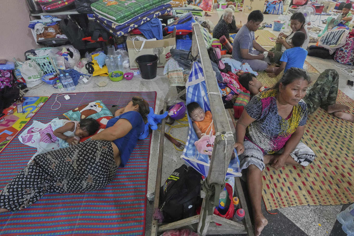 Människor som tvingats fly sina hem på grund av oroligheterna vilar vid ett evakueringscenter i provinsen Surin i Thailand, på onsdagen. Foto: Sakchai Lalit/AP/TT