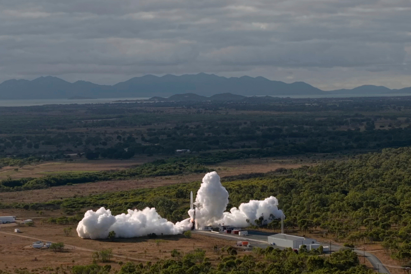 Raketen Eris på väg att lyfta i Queensland, Australien. Bara 14 sekunder efter start kraschade raketen. Foto: Gilmour Space Technologies/AP/TT