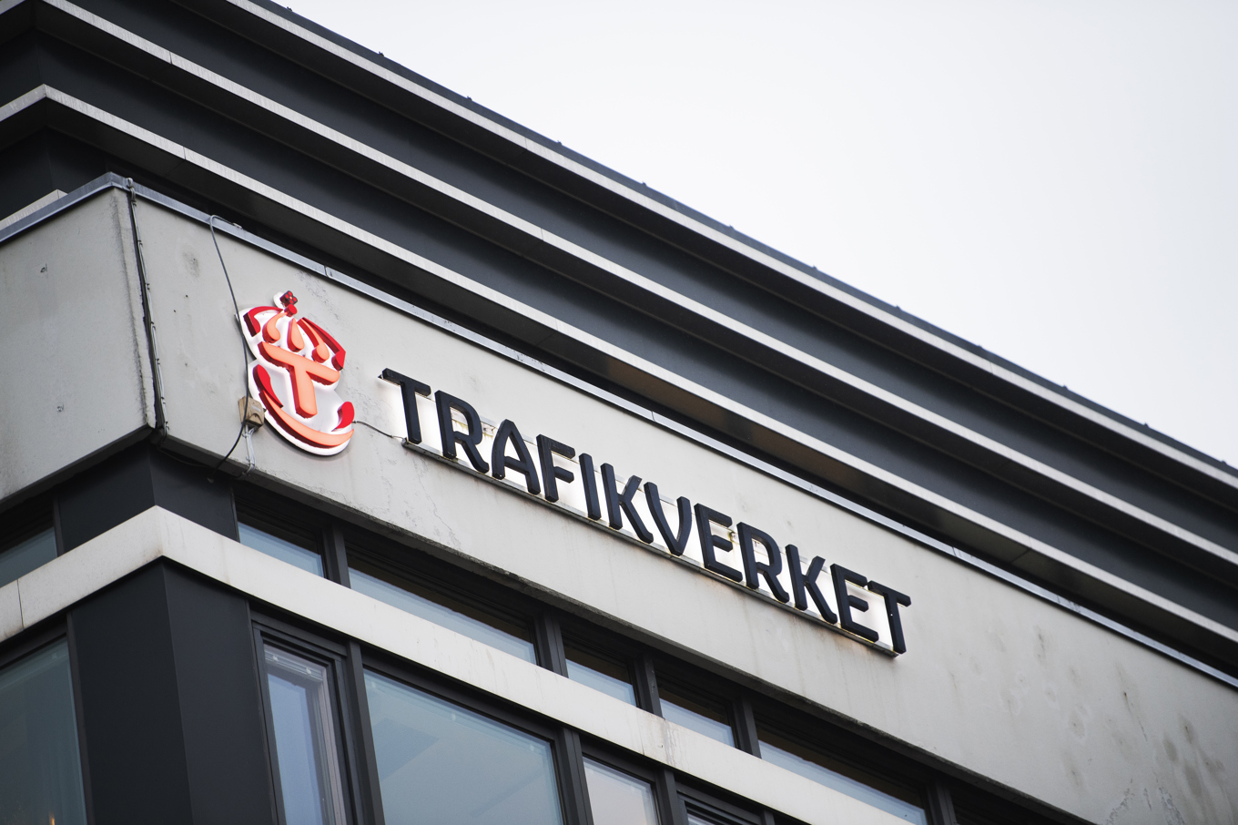 Trafikverkets entreprenör och räddningstjänsten arbetar med att röja träd som fallit sedan en tromb dragit fram. Arkivbild. Foto: Viktoria Bank/TT