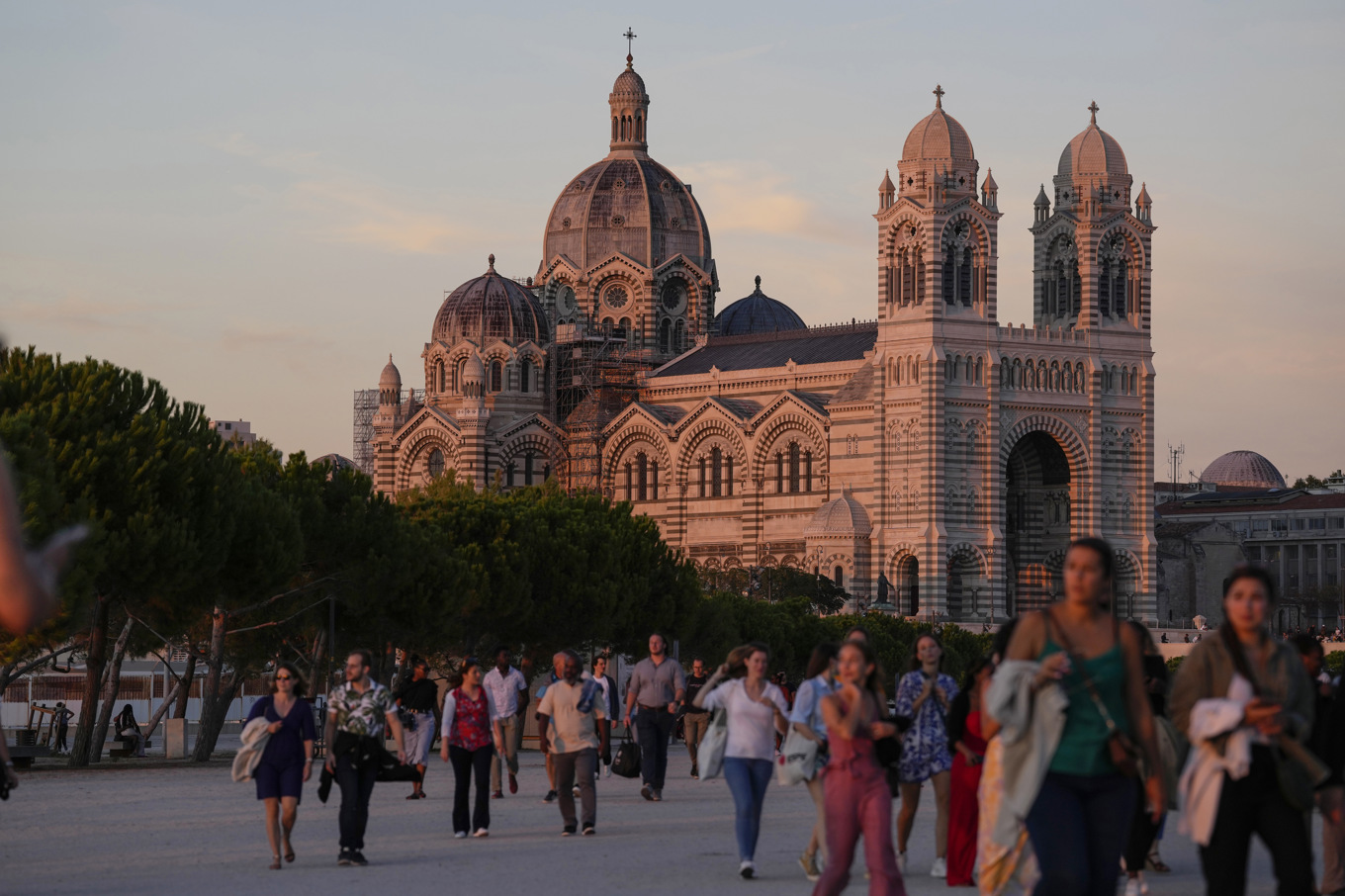 Flera franska städer har under sommaren infört utegångsförbud för tonåringar i ett försök att minska ungdomsvåldet. Arkivbild. Foto: Pavel Golovkin/AP/TT