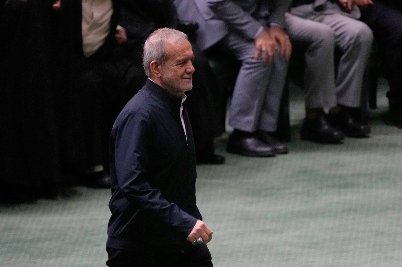 Irans president Masoud Pezeshkian på en bild från i maj. Foto: Vahid Salemi/AP/TT