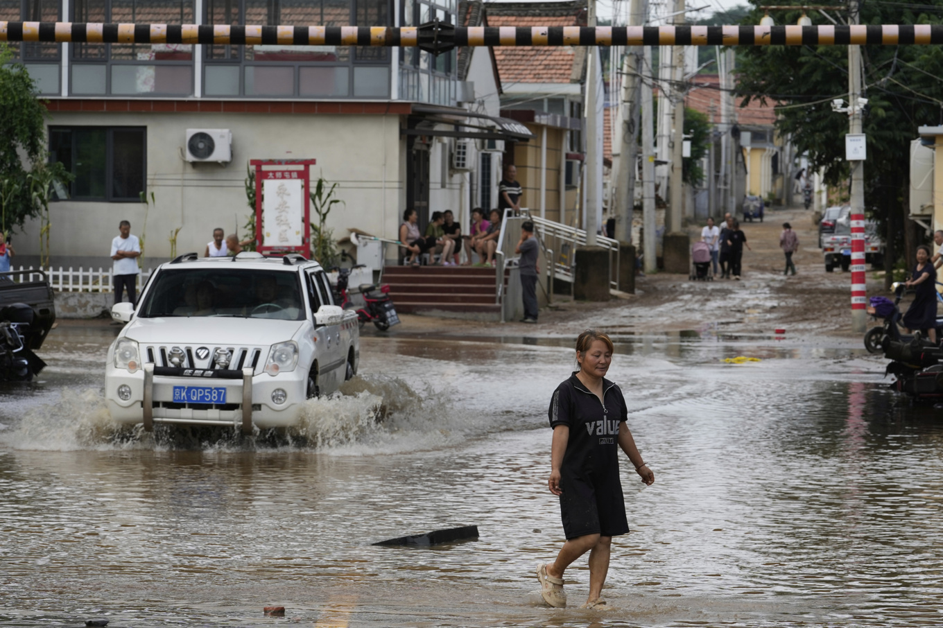 En bild från översvämningen i Miyun-distriktet i Pekings utkant tidigare i veckan. Foto: Mahesh Kumar A/AP/TT