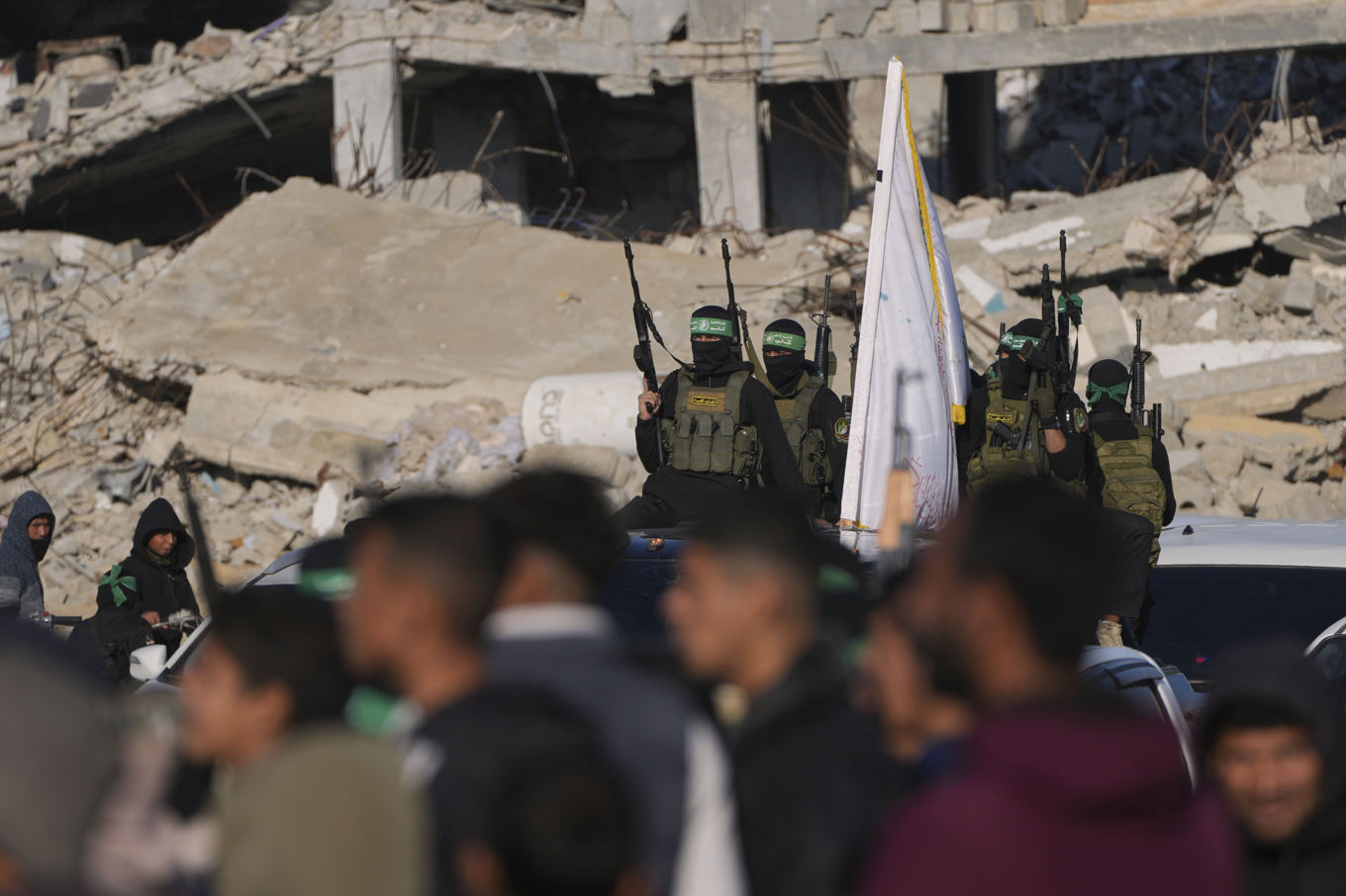 Islamiska Jihad under en frisläppning av gisslan i februari. Foto: Abdel Kareem/AP/TT