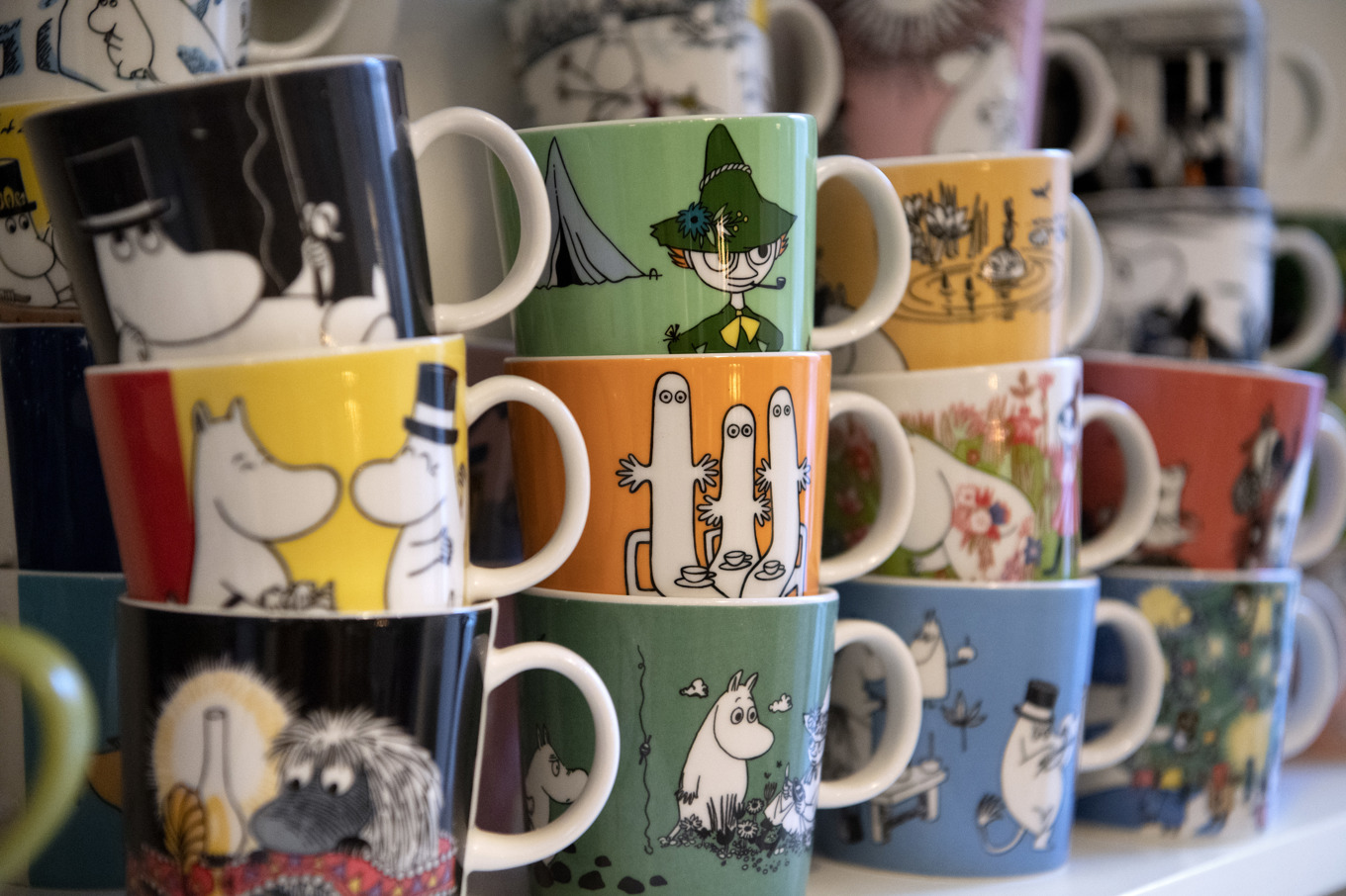 En samling muggar med Tove Janssons karaktärer från Mumindalen. Foto: Jessica Gow/TT