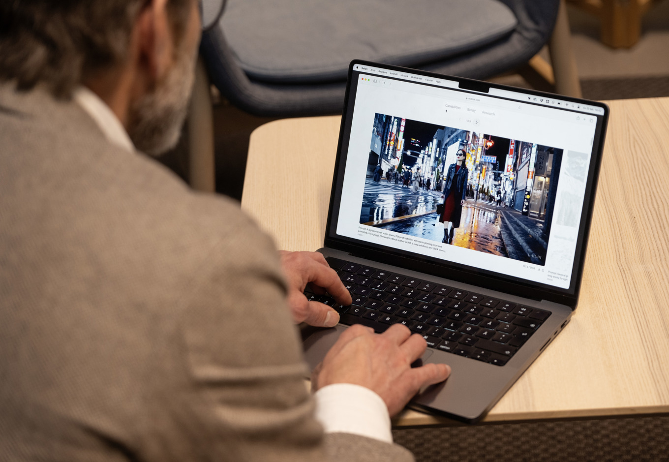 Genrebild på person som surfar på Open AI:s nya videoverktyg Sora, för att göra film. Foto: Anders Wiklund/TT