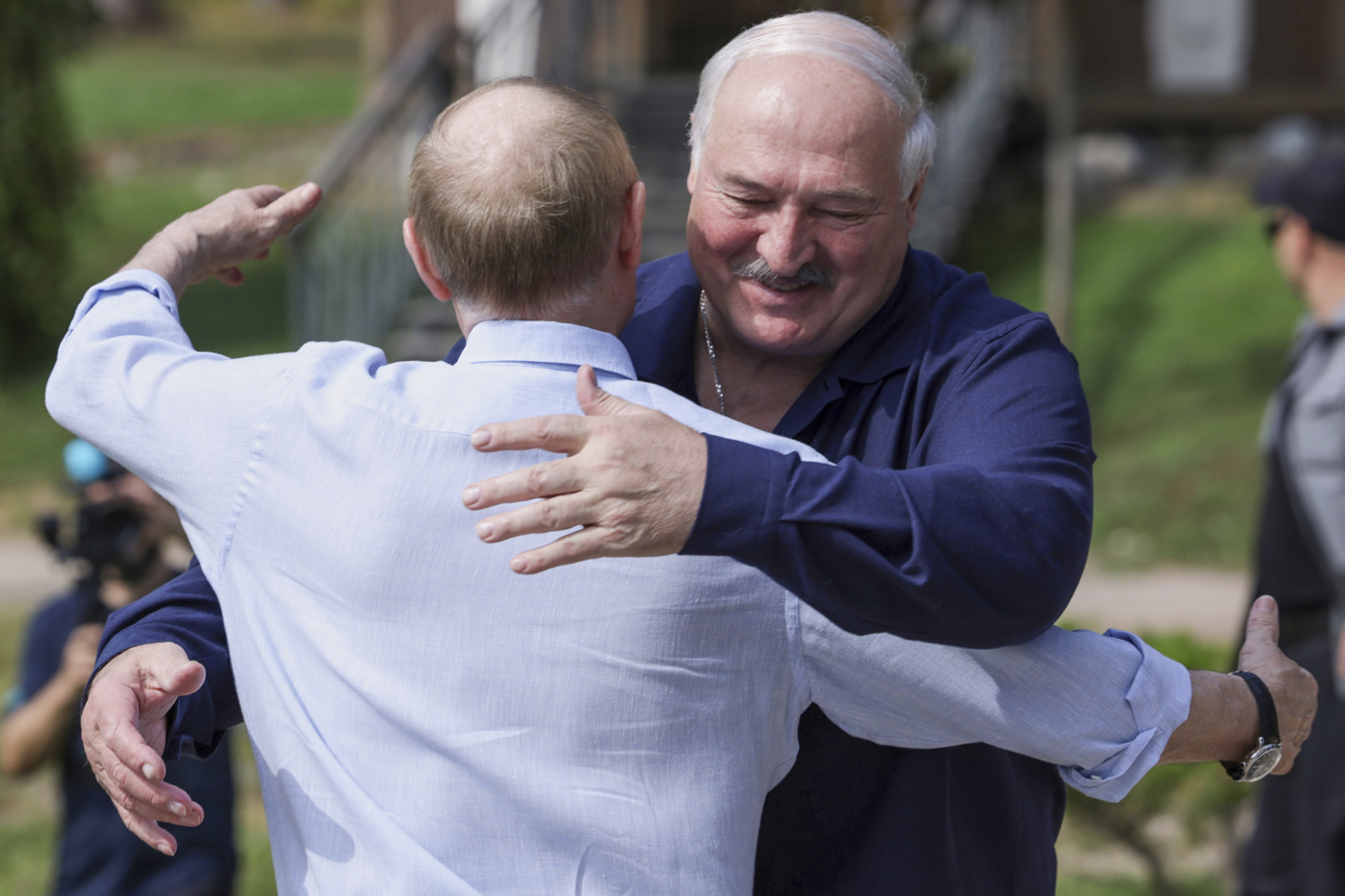 Rysslands president Vladimir Putin, i förgrunden, omfamnar Belarus president Aleksandr Lukasjenko under ett möte i Ryssland på fredagen. Foto: Gavriil Grigorov/AP/TT