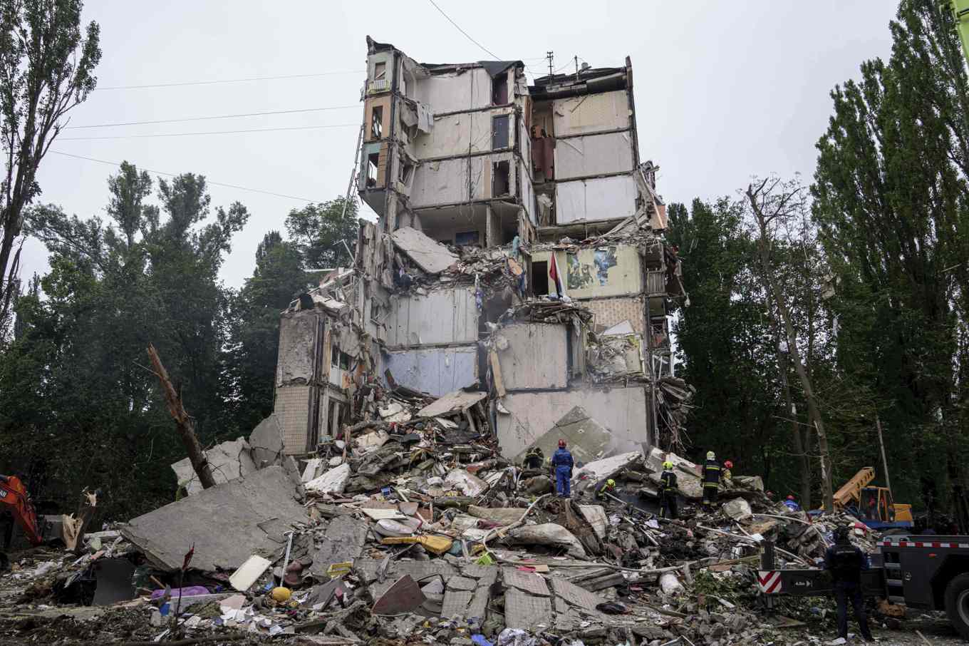 Ett bostadshus som träffades i torsdagens ryska attack mot Kiev. Foto: Evgeniy Maloletka/AP/TT