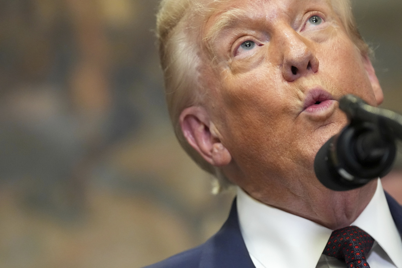 USA:s president Donald Trump gör tvära kast i tullbeskeden. Foto: Jacquelyn Martin