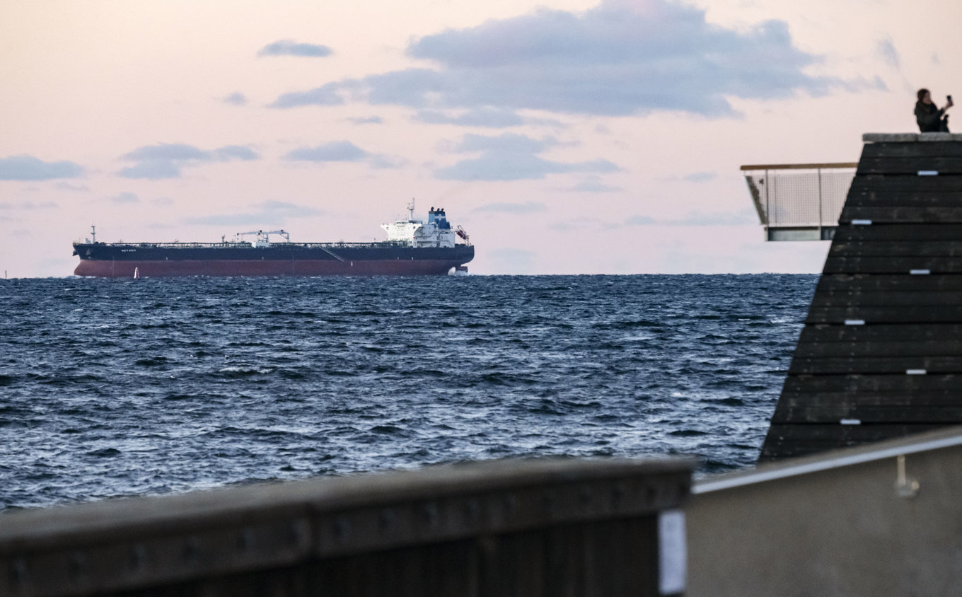 Tankfartyget Ozanno, som seglar under komorisk flagg, har fraktat massvis av rysk råolja världen över. Här passerar det Öresund på väg till Ust-Luga utanför S:t Petersburg i februari i år. Foto: Johan Nilsson/TT
