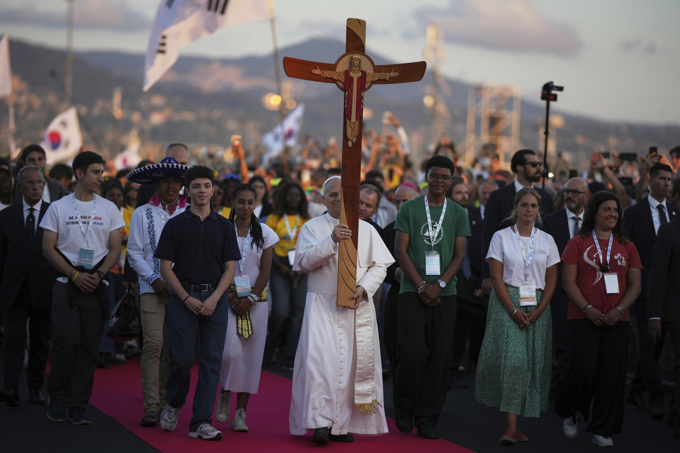 Påve Leo XIV i en procession med ungdomar som kommit till Rom för att fira "Ungdomsjubiléet". Foto: Andrew Medichini/AP/TT