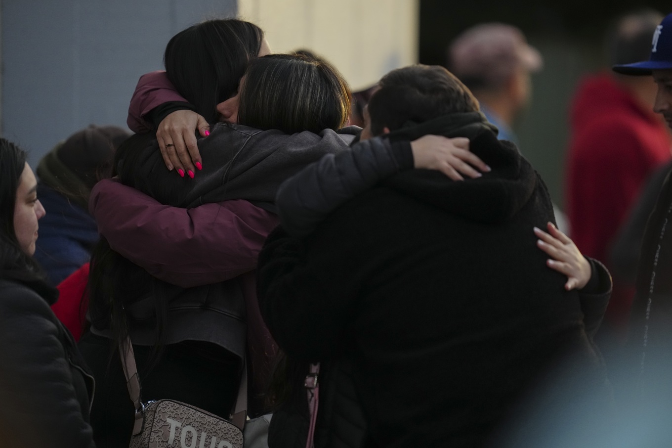 Anhöriga till de omkomna och saknade gruvarbetarna utanför gruvbolagets kontor på lördagen. Foto: Esteban Felix/AP/TT