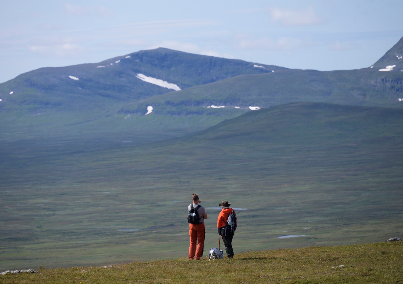 Den som fjällvandrar gör bäst i att ha med en papperskarta. Arkivbild. Foto: Fredrik Sandberg/TT