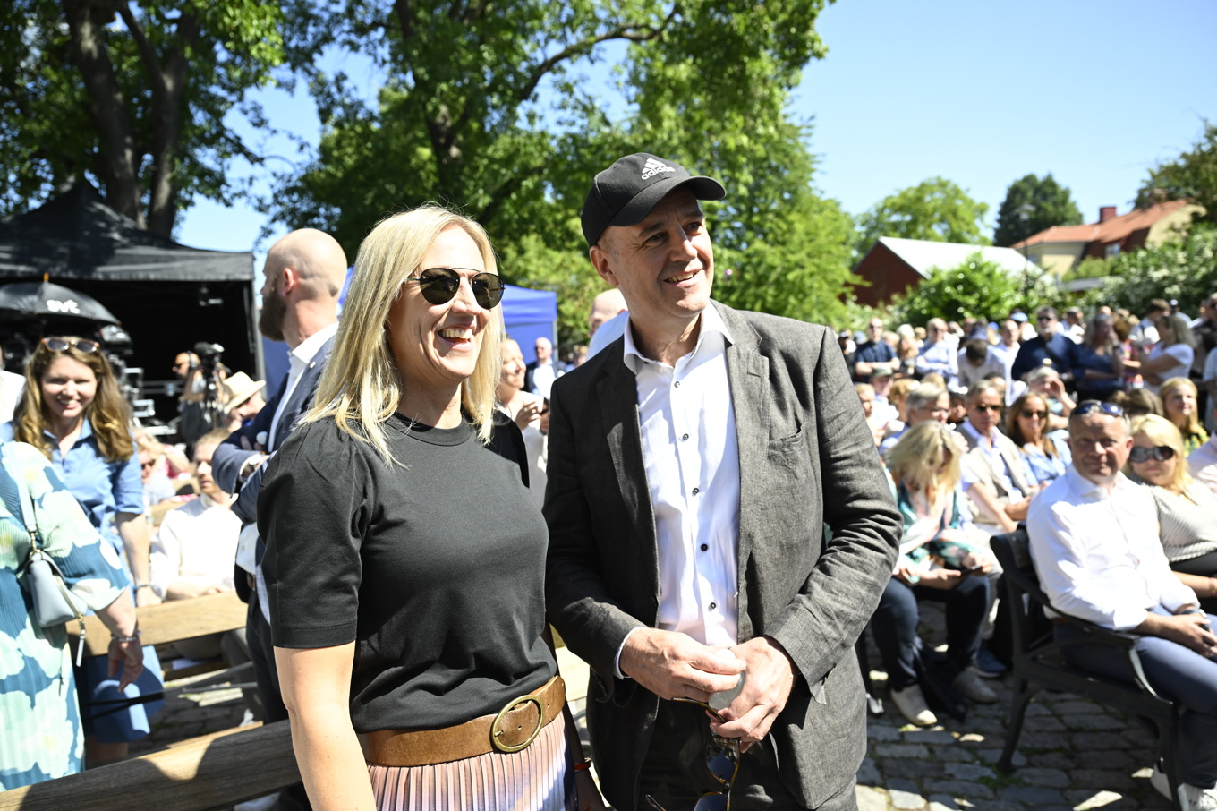 Fredrik Reinfeldt och Anna Nordin under statsminister Ulf Kristerssons (M) tal på politikerveckan i Almedalen 2024. Foto: Christine Olsson/TT