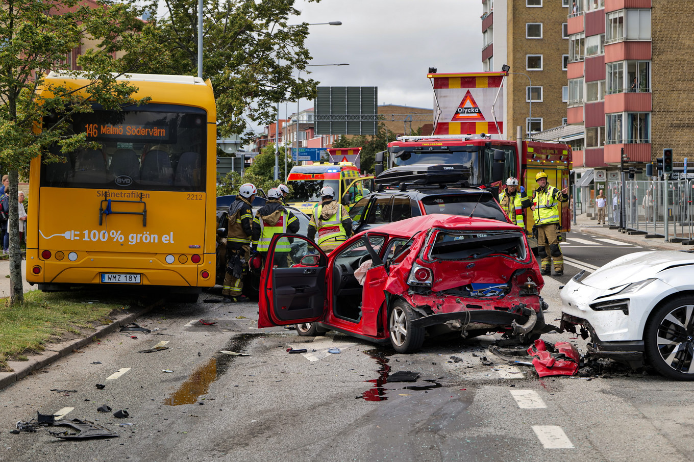 En större trafikolycka med en buss och flera bilar inblandade inträffade i centrala Trelleborg. Foto: Mikael Nilsson/TT