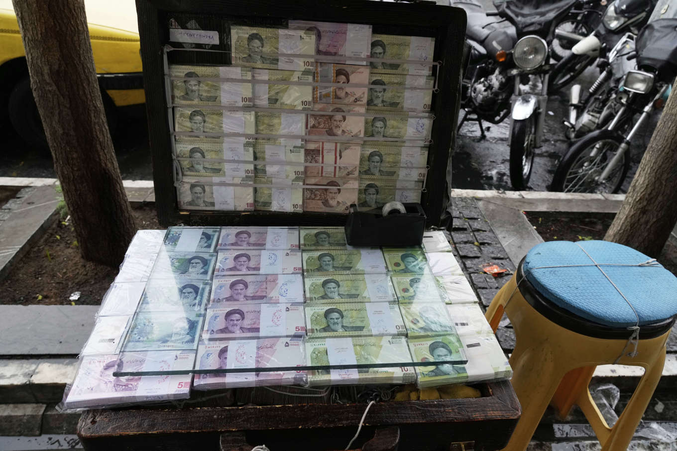 Gatuhandel med valuta i Iran. Arkivbild. Foto: Vahid Salemi/AP/TT