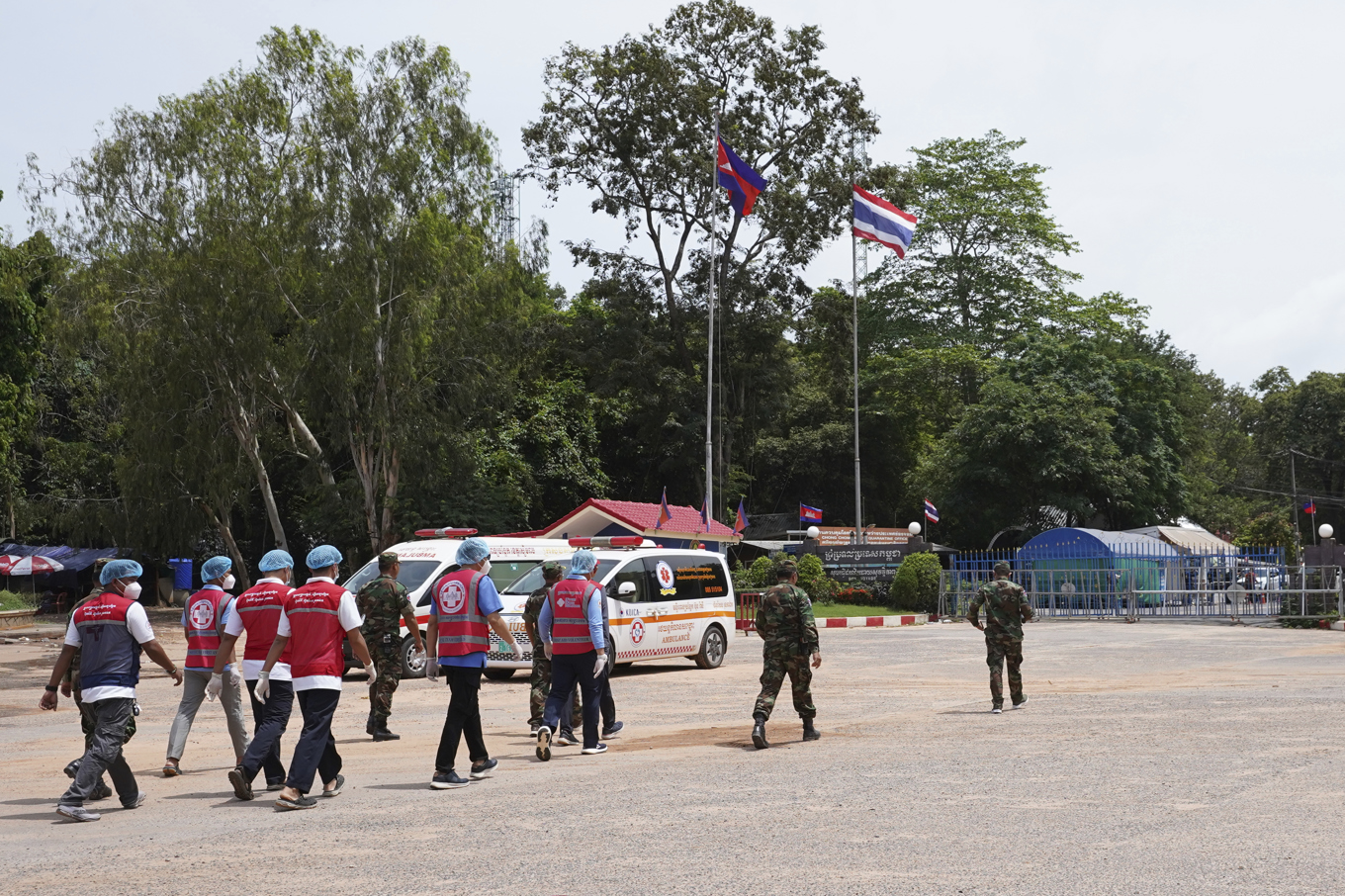 Kambodjanska soldater och vårdpersonal på väg mot den thailändska gränsen för att omhänderta skadade soldater. Bild från i fredags. Foto: AKP/AP/TT