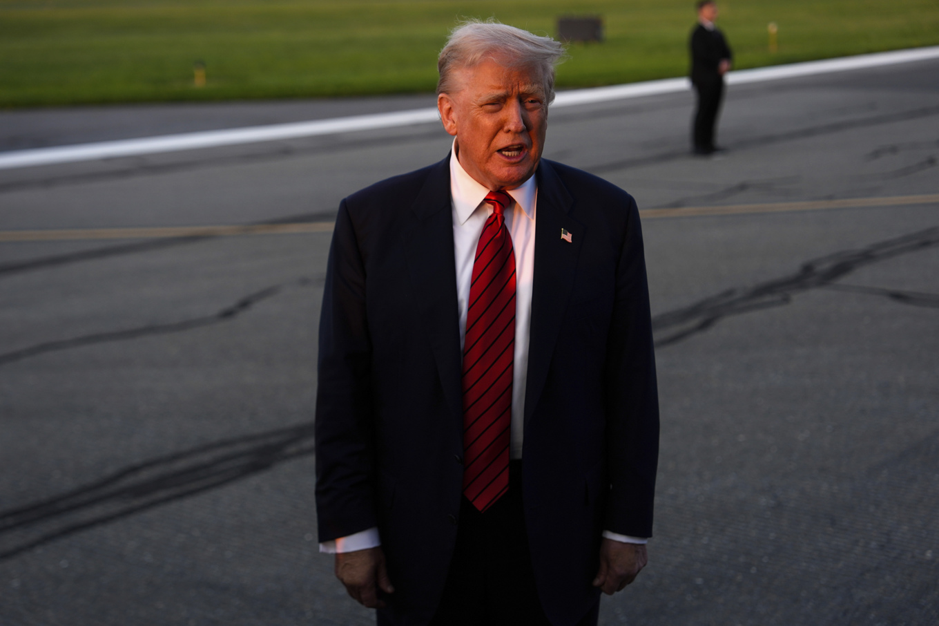 USA:s president Donald Trump ska höja tullarna mot Indien. Bild från möte med reportrar på söndagen. Foto: Julia Demaree Nikhinson/AP/TT