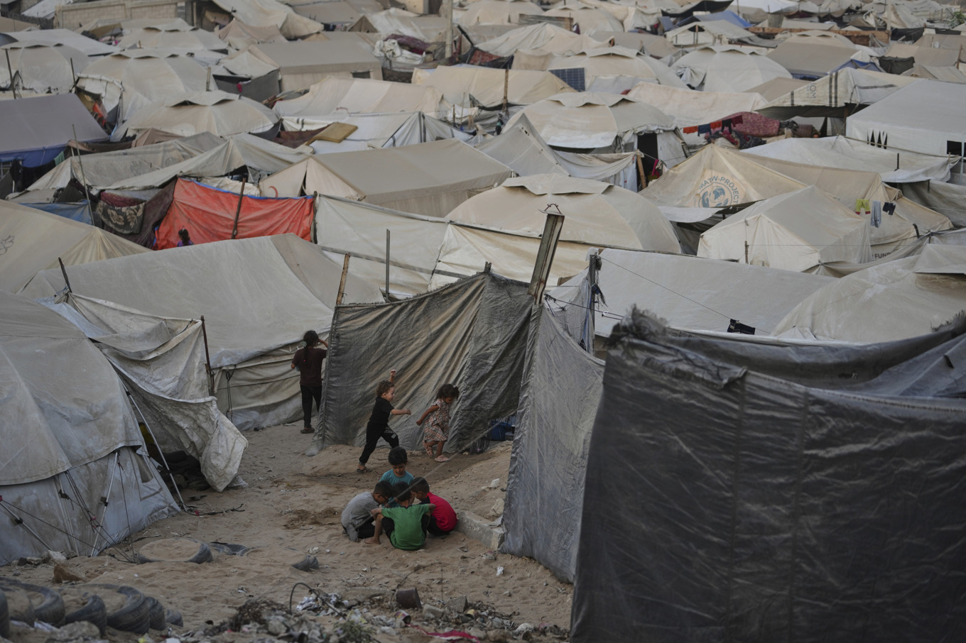 Barn som leker vid ett tältläger för palestinier som tvingats lämna sina hem vid Gaza stad. Foto: Jehad Alshrafi/AP/TT