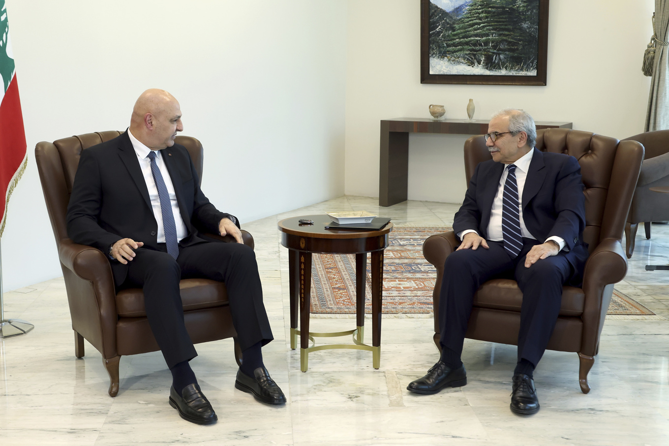 Libanons president Joseph Aoun, till vänster, och landets premiärminister Nawaf Salam vid ett kabinettsmöte om avväpningen av Hizbollah. Foto: Libanons presidentstabs presscenter via AP/TT