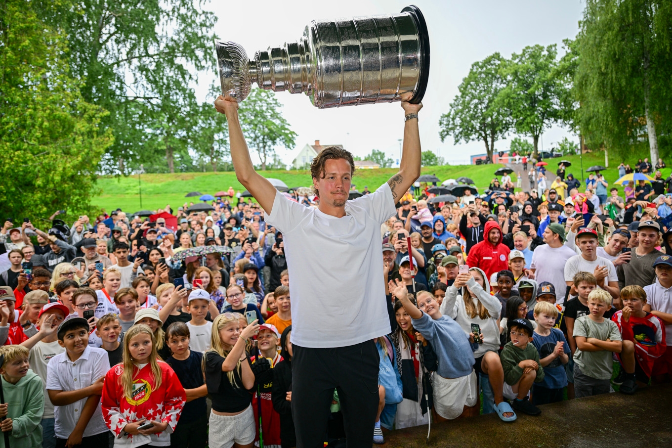 Jesper Boqvist visar upp Stanley Cup-bucklan hemma i Hedemora. Foto: Magnus Lejhall/TT
