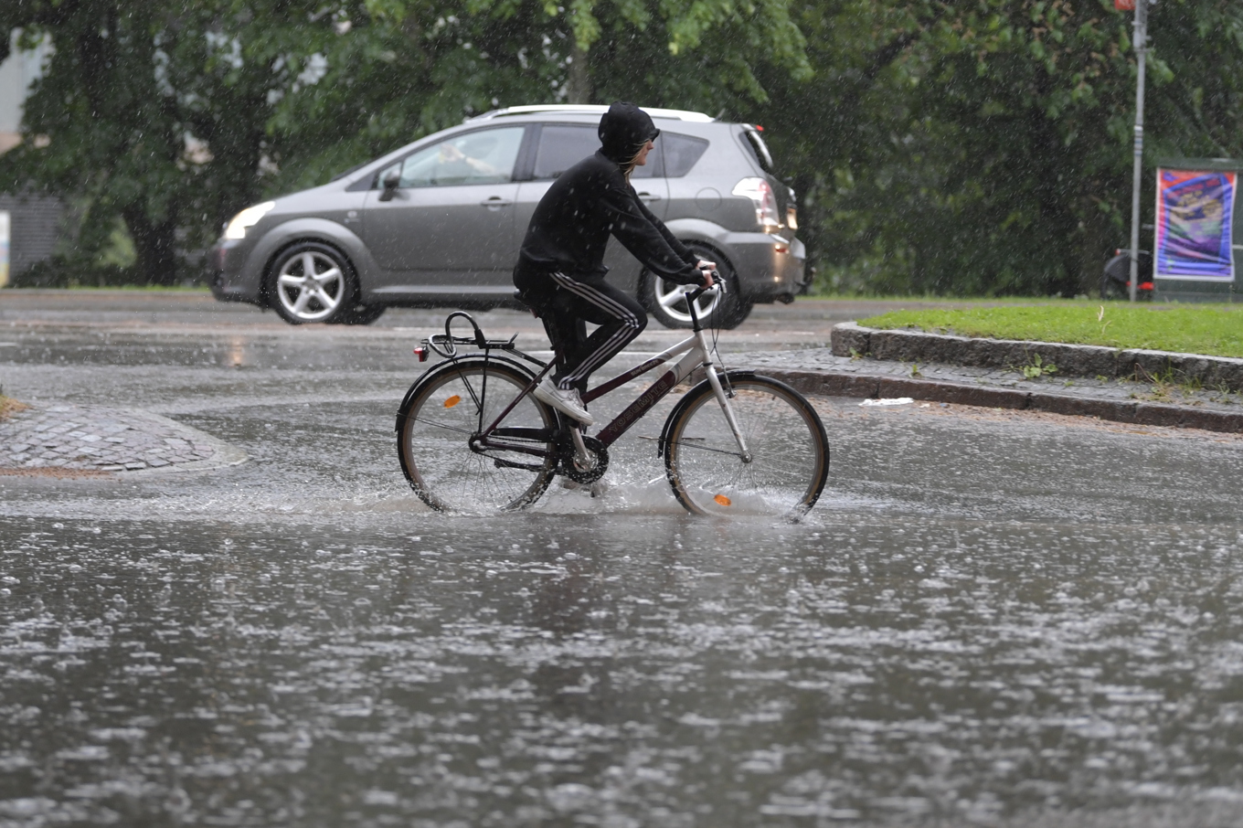 Ett skyfallsliknande regn drar in över Västerbotten på onsdagen. Arkivbild. Foto: Anders Wiklund/TT