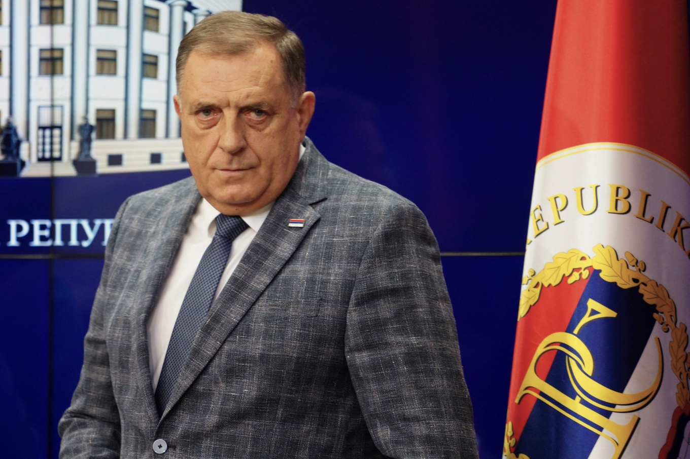Den bosnienserbiske presidenten Milorad Dodik under en presskonferens i fredags. Foto: Radivoje Pavicic/AP/TT