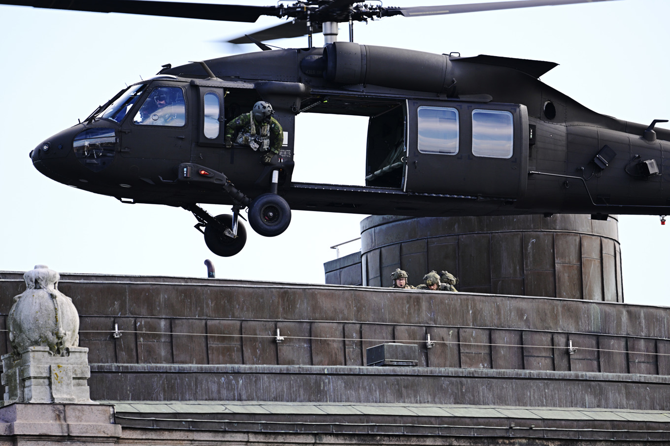 Försvarsmakten och polisen under en gemensam övning med helikopter i Stockholm under onsdagen. På bilden syns en Blackhawk UH-60M, inom militären kallad Helikopter 16. Foto: Magnus Lejhall/TT