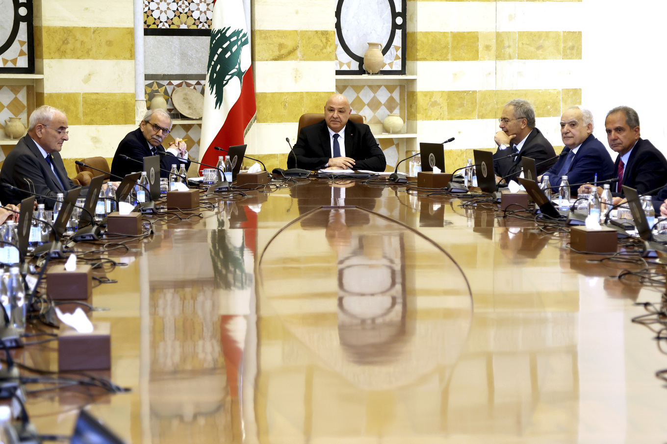 Libanons president Joseph Aoun, i mitten, leder kabinettsmötet på tisdagen där man diskuterade avväpningen av shiamilisen Hizbollah. Foto: Presidentkansliets pressavdelning via AP/TT