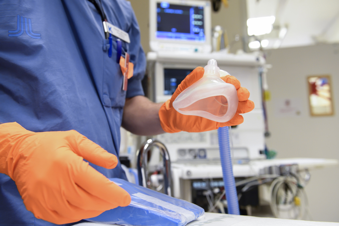 En ny studie konstaterar att barn kan dricka klar vätska ända fram till de sövs ned inför operation. Arkivbild. Foto: Henrik Montgomery/TT