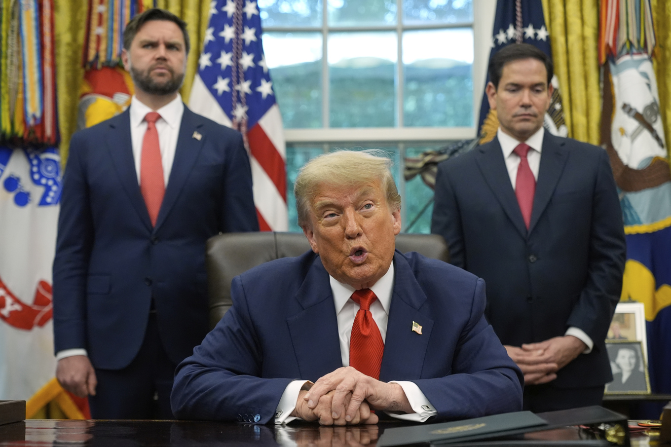 USA:s president Donald Trump, flankerad av vicepresident JD Vance och utrikesminister Marco Rubio. Bilden togs i Vita huset i juni. Foto: Manuel Balce Ceneta/AP/TT