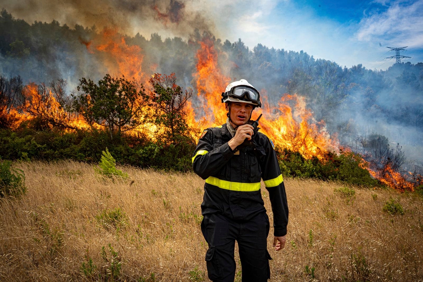 Över 2 000 brandmän har bekämpat branden. Foto: Franska räddningstjänsten/AP/TT