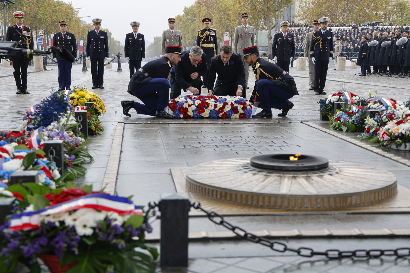 Den okända soldatens grav i Paris. Här president Macron och Storbritanniens premiärminister Starmer under en ceremoni i november förra året. Foto: Ludovic Marin/AP/TT