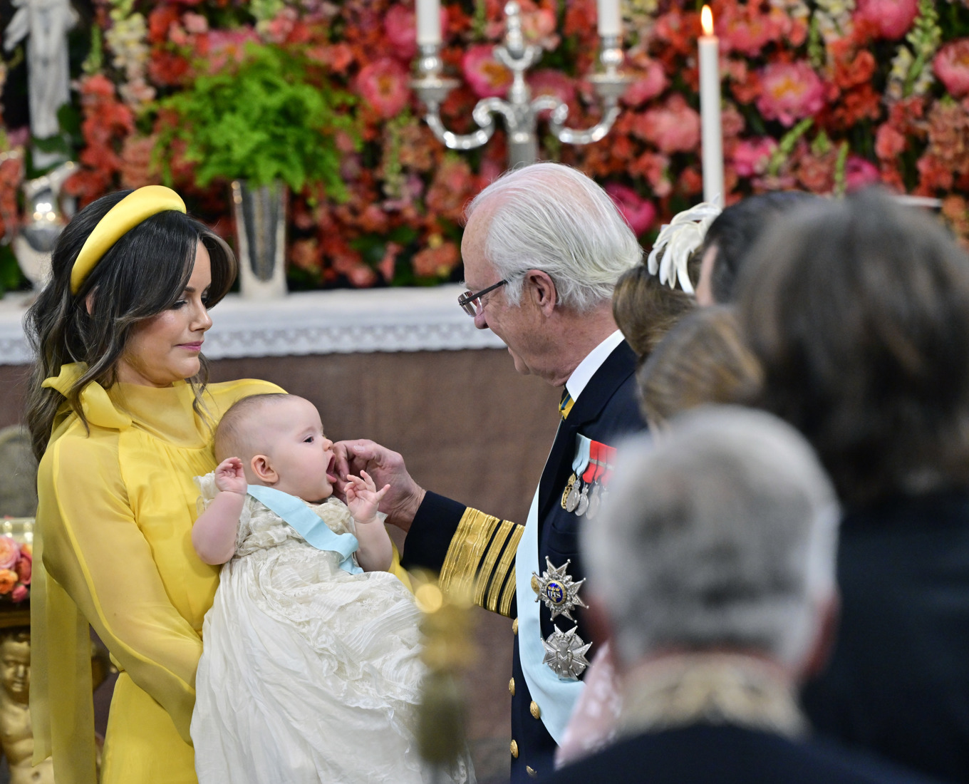 Huvudpersonerna i namntrenden: Ines, som hålls av prinsessan Sofia, och kung Carl Gustaf under prinsessans dop i Drottningholms slottskyrka 13 juni i år. Foto: Jonas Ekströmer/TT