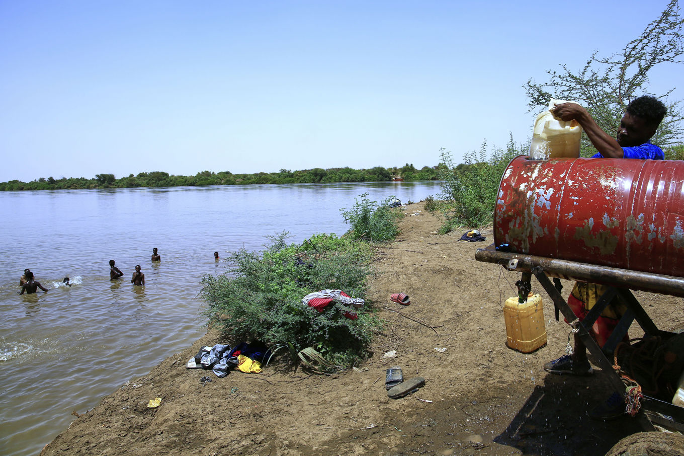 Människor badar i Nilen i Sudans huvudstad Khartum. Arkivbild. Foto: AP/TT