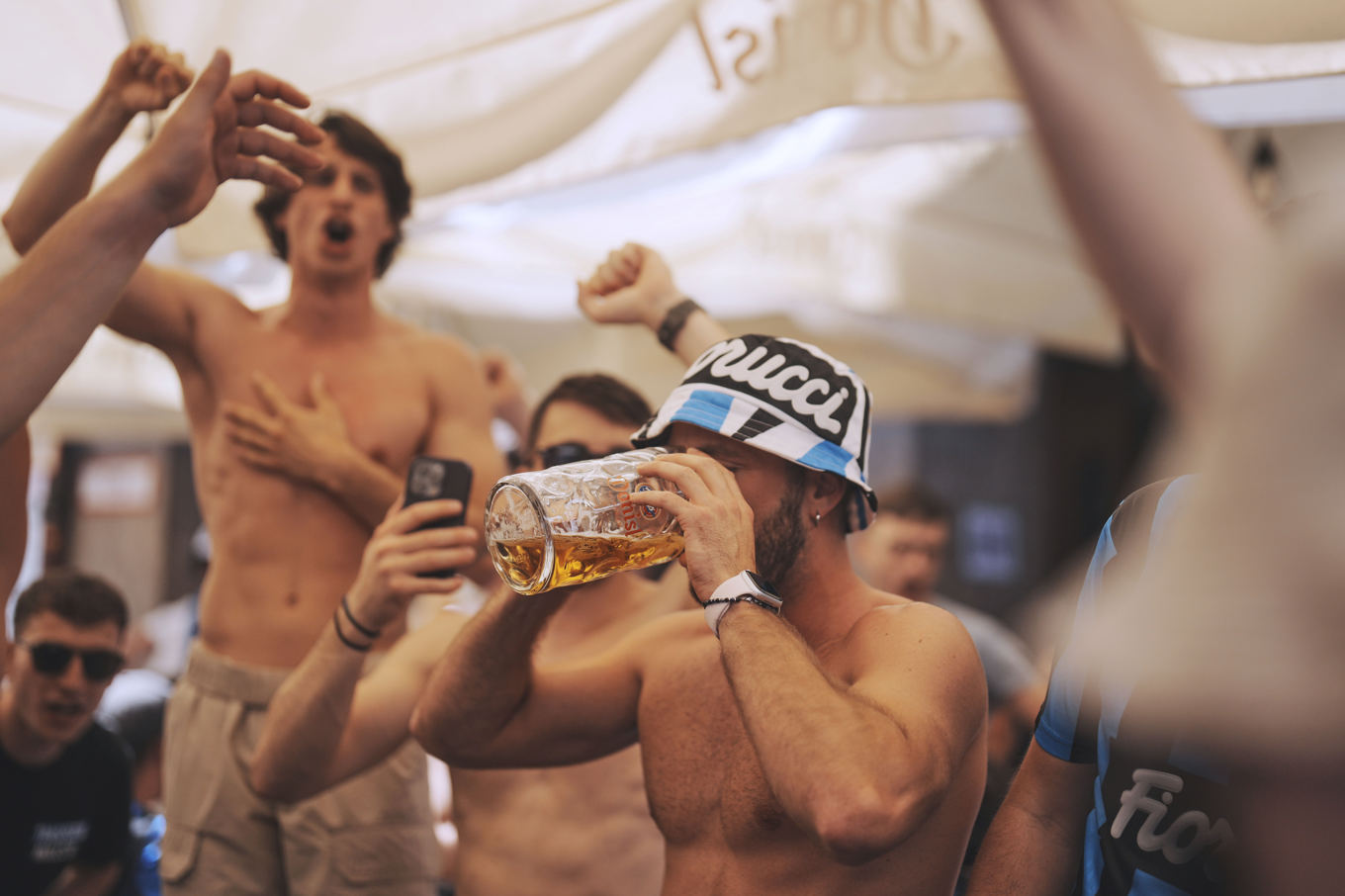 Tyskarna dricker allt mindre öl. Här en fotbollssupporter i München under Champions League-finalen i maj. Foto: Markus Schreiber/AP/TT